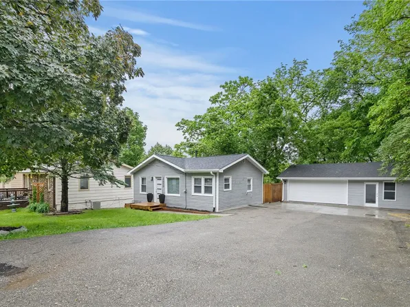 2233 E 34th St, Des Moines, IA 50317