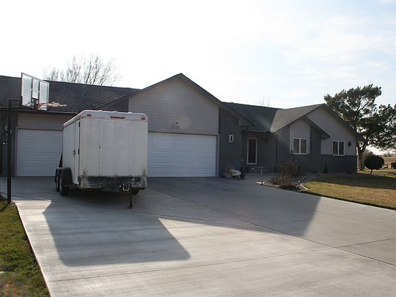 4th image of 2111 Grandview Dr E