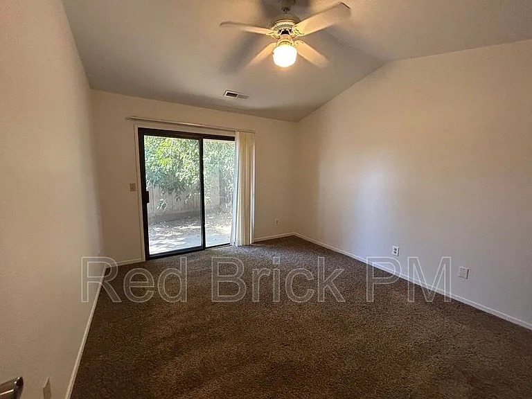 1378 Queens Cir — Photo 4