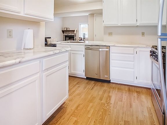 5th image of 1420 N Oakhill Dr