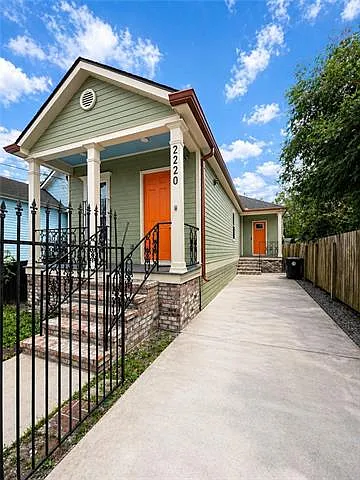 2220 N Prieur St Photo 1