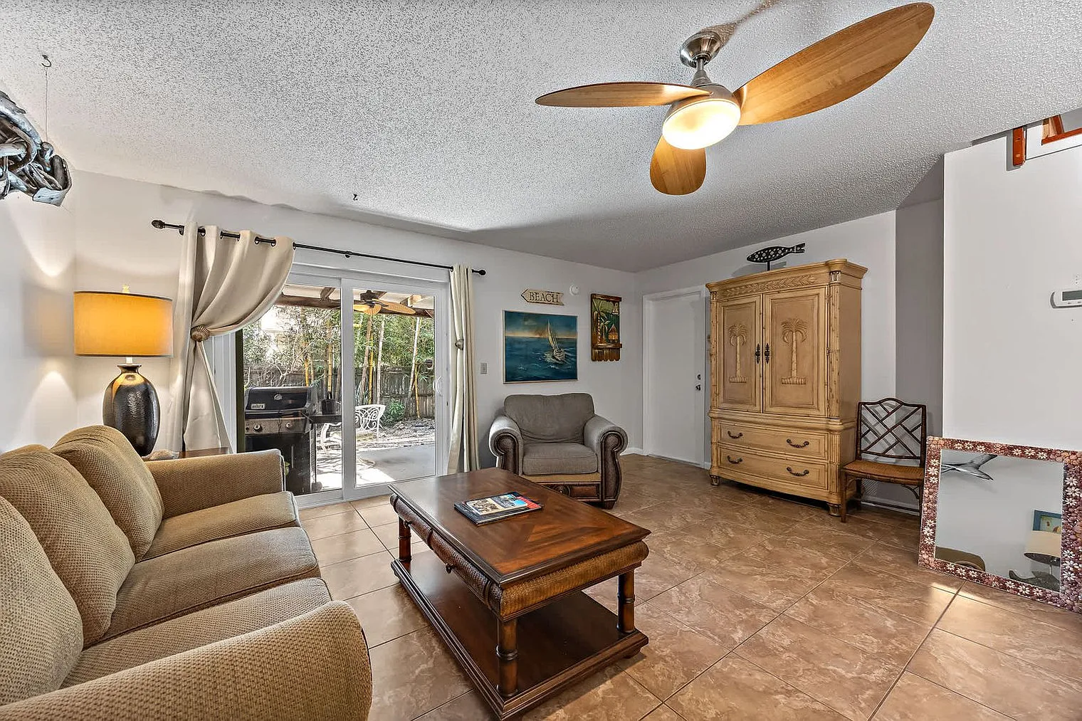 3 bed, 2.0 bath, 1517 sqft, $4,052 — Photo 2