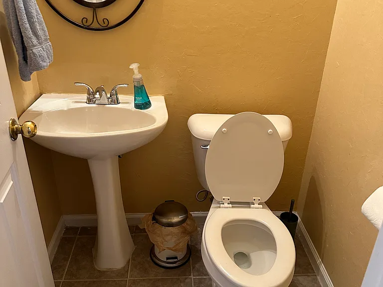 1/2 Bathroom (1st floor)