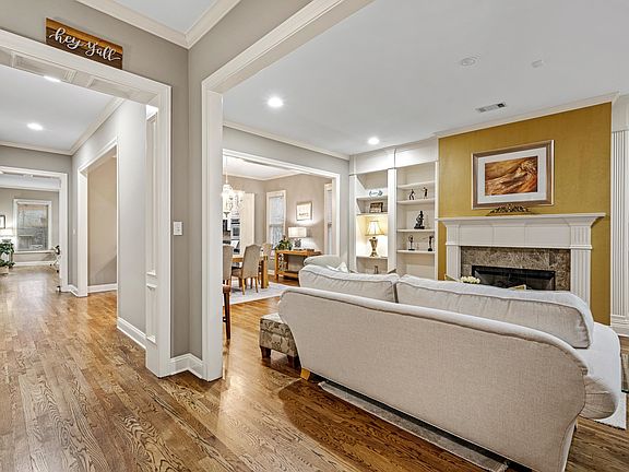 4th image of 1850 E Laurel Hollow Ln