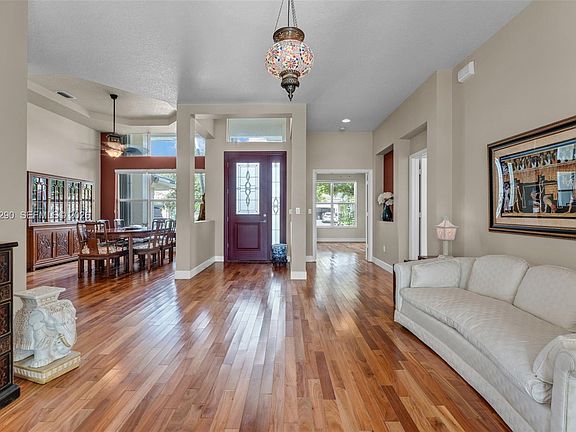4th image of 2825 Fairways Dr