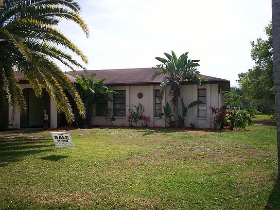 view of front landscaping