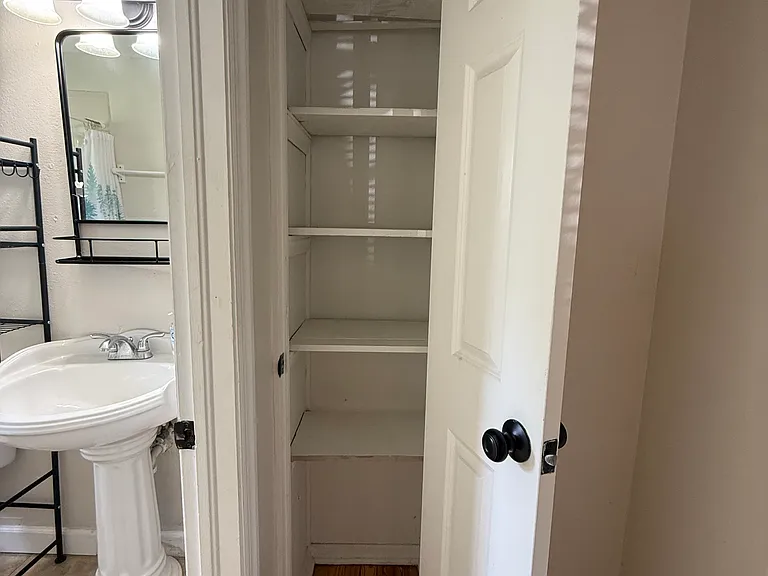 211 W Kirby St — Photo 13