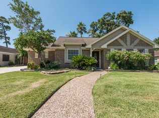 922 Hollow Tree St, La Porte, TX 77571