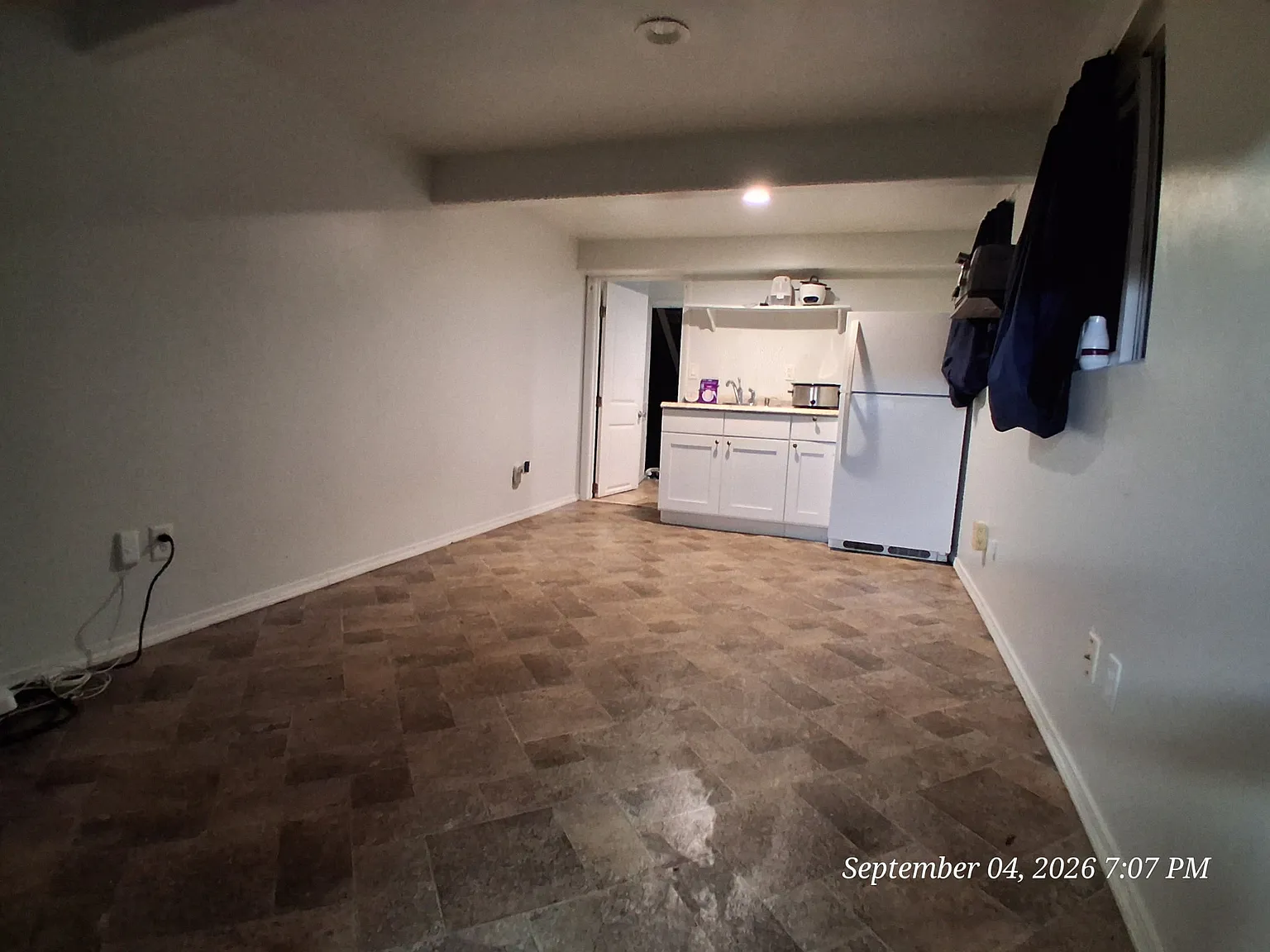 Studio, $1,000 — Photo 2