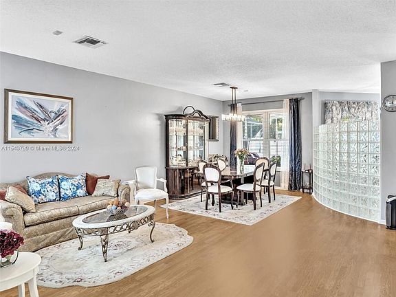 5th image of 7086 Chesapeake Cir