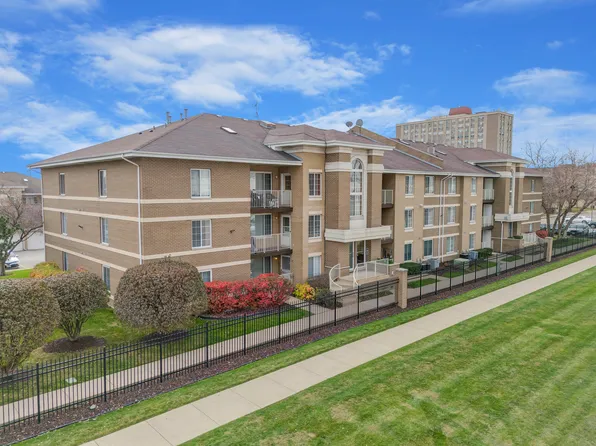4231 W 76th St APT 305, Chicago, IL 60652