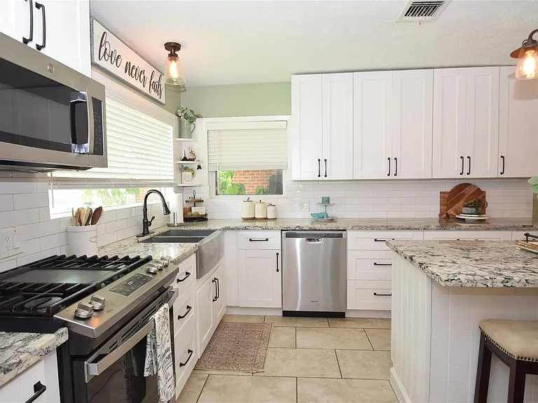 1954 Heights Dr — Photo 11