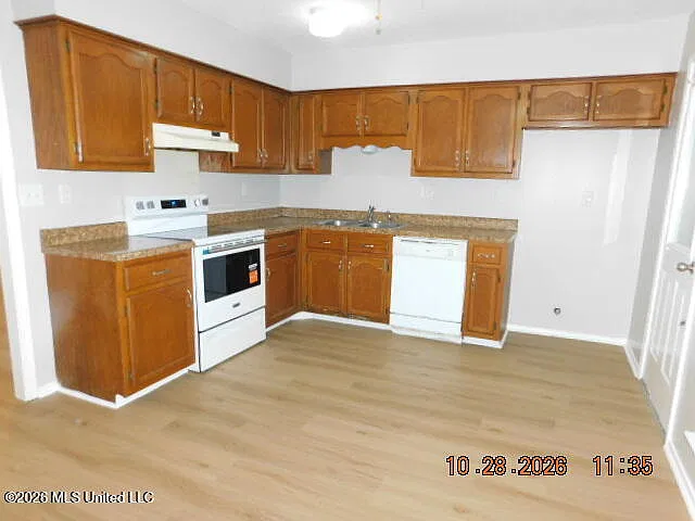 3 bed, 2.0 bath, 1080 sqft, $1,650 — Photo 2
