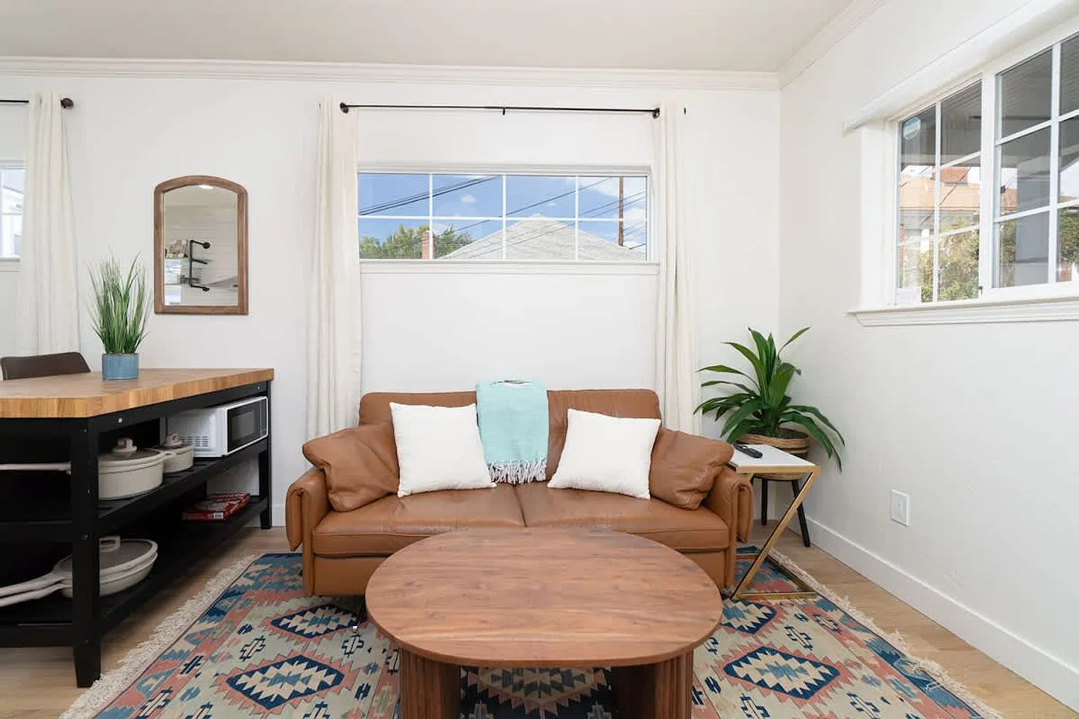 1 bed, 1.0 bath, 990 sqft, $4,164 — Photo 2