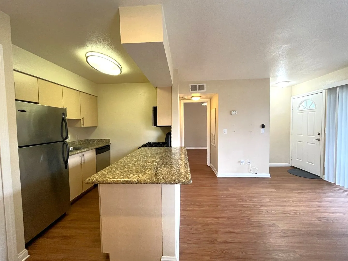 1 bed, 1 bath located in Corona! — Photo 4