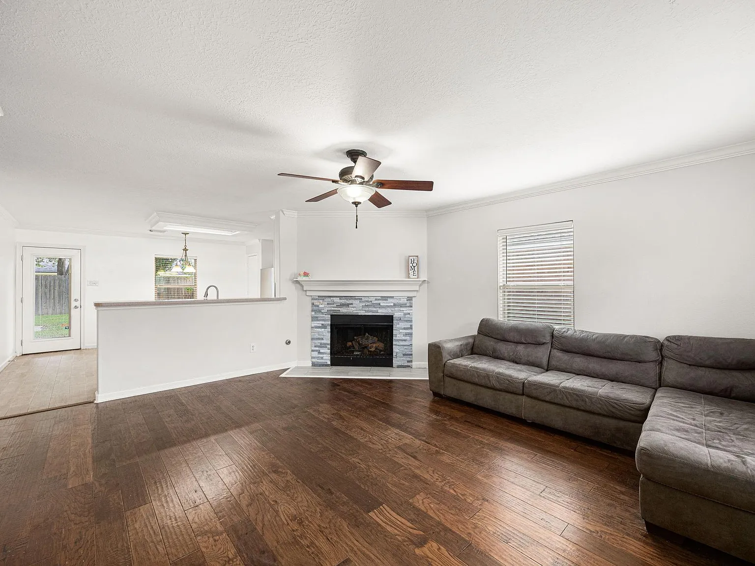 3 bed, 2.0 bath, 1356 sqft, $2,100 — Photo 3