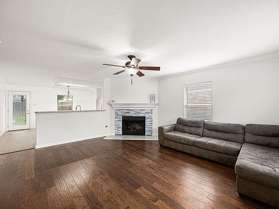 3rd image of 13910 Sac Ct