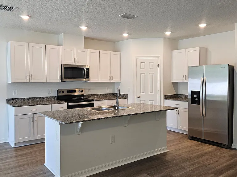 2335 White Tail St — Photo 2