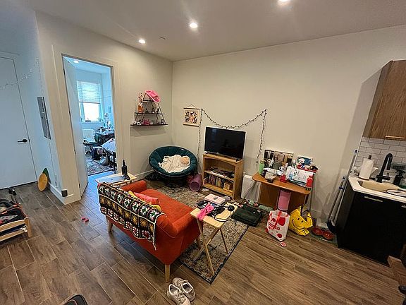 4th image of 61 Troutman St #4L