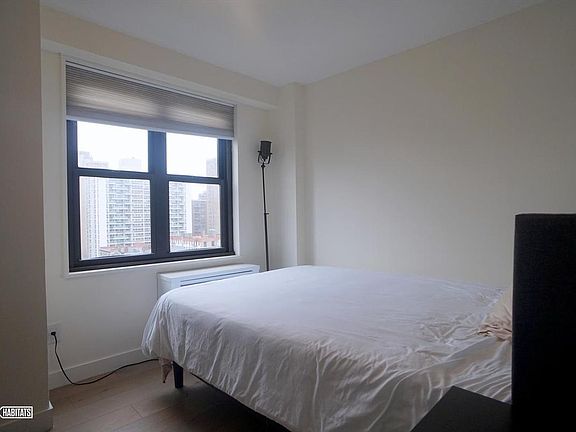 5th image of 175 W 95th St APT 16J