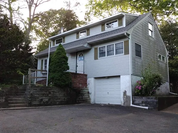 10 Overbrook Street, Riverhead, NY 11901