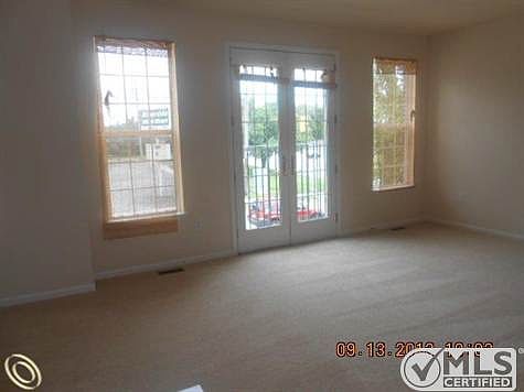 905 E Front Living room.JPG