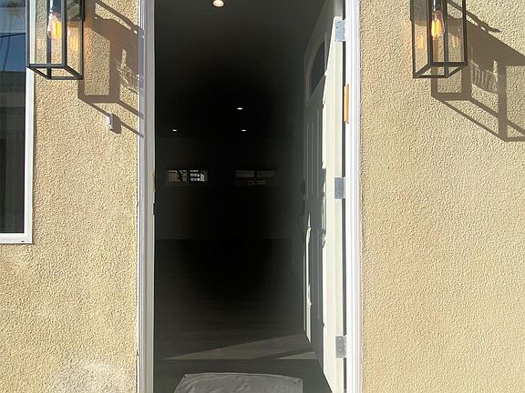 3rd image of 428 N Harvard Blvd