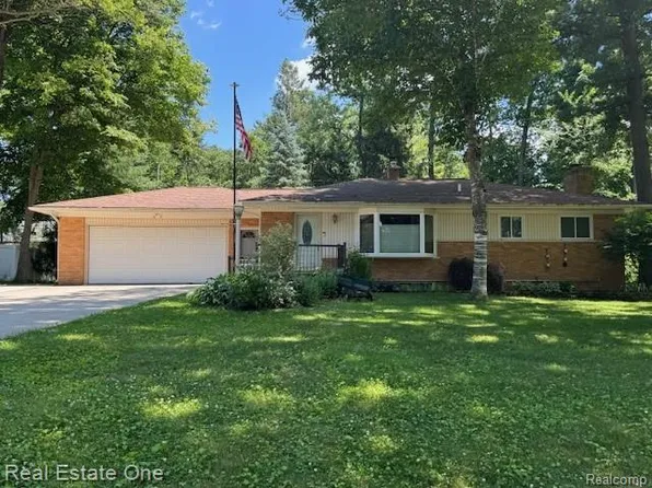 5860 Hummingbird Ln, Clarkston, MI 48346