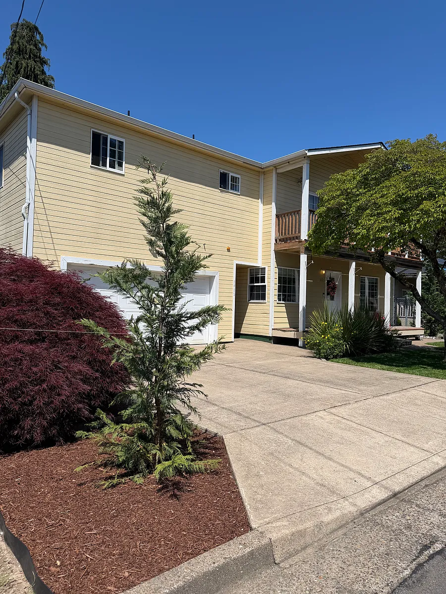 Building Photo - 1025 10th Ave SE