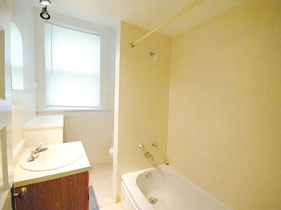 3rd image of 322 N Newstead Ave APT 2e