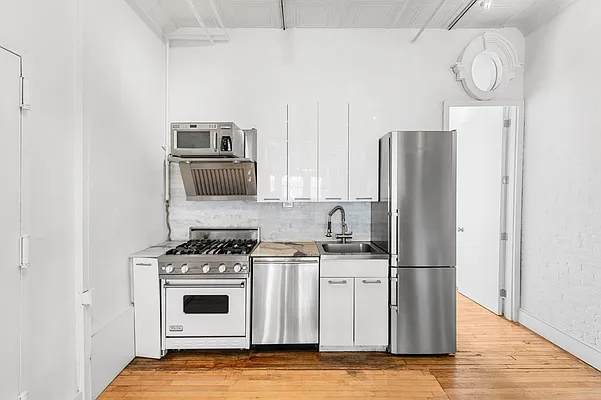 Sold by Nest Seekers International | media 9