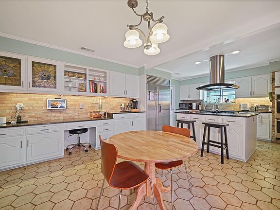 3rd image of 1013 Troon Dr E