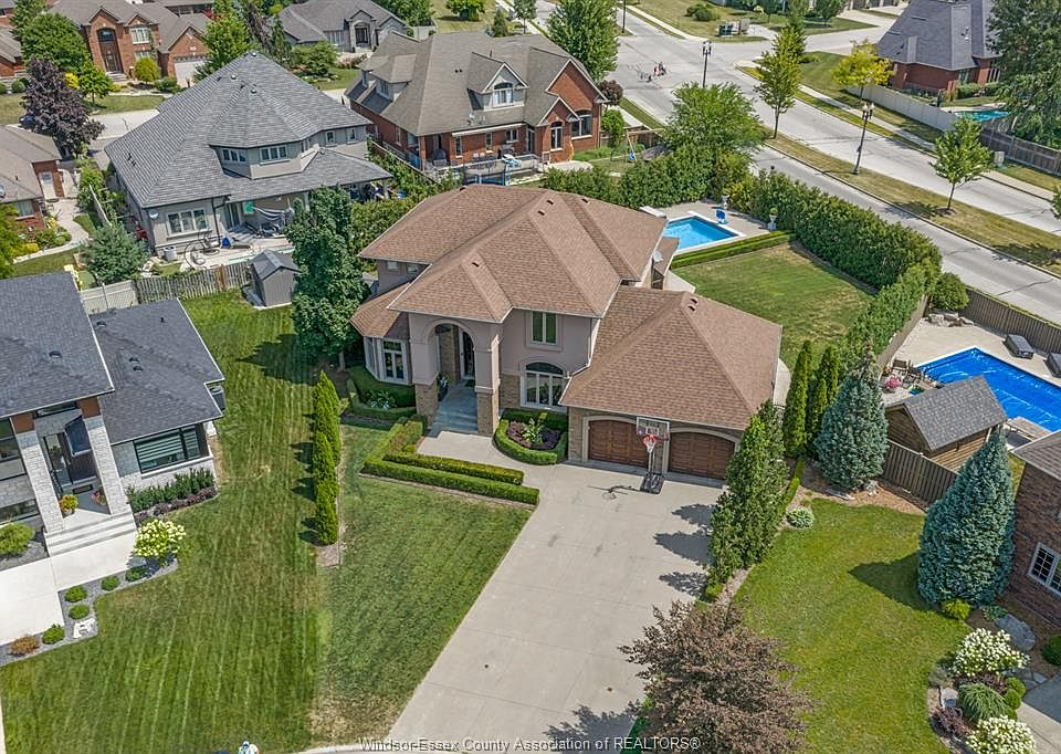 1st image of 1060 Woodland Cres