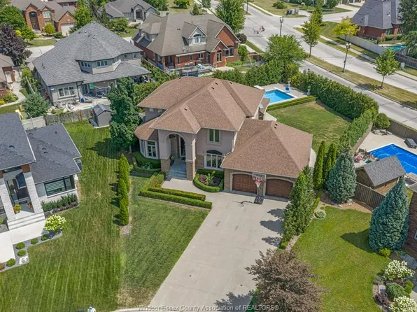 1060 Woodland Cres, Windsor, ON N8L 0X1