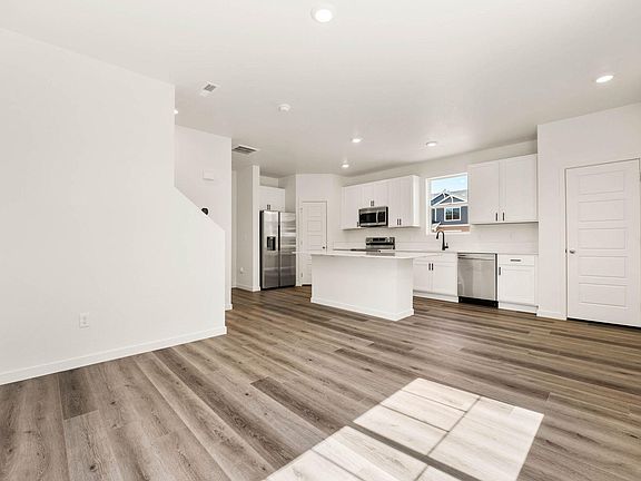 5th image of 320 Oriole Way