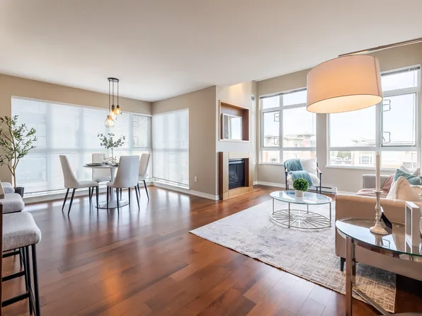 2950 King George Blvd #402, Surrey, BC V4P 0E5
