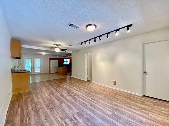 3rd image of 2125 Forest Oaks Dr