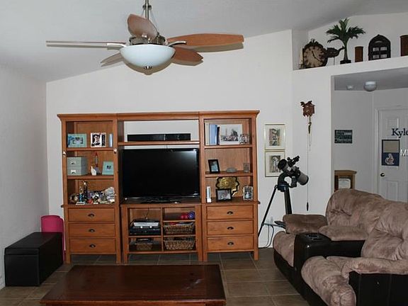 3rd image of 1422 Douglas Ct