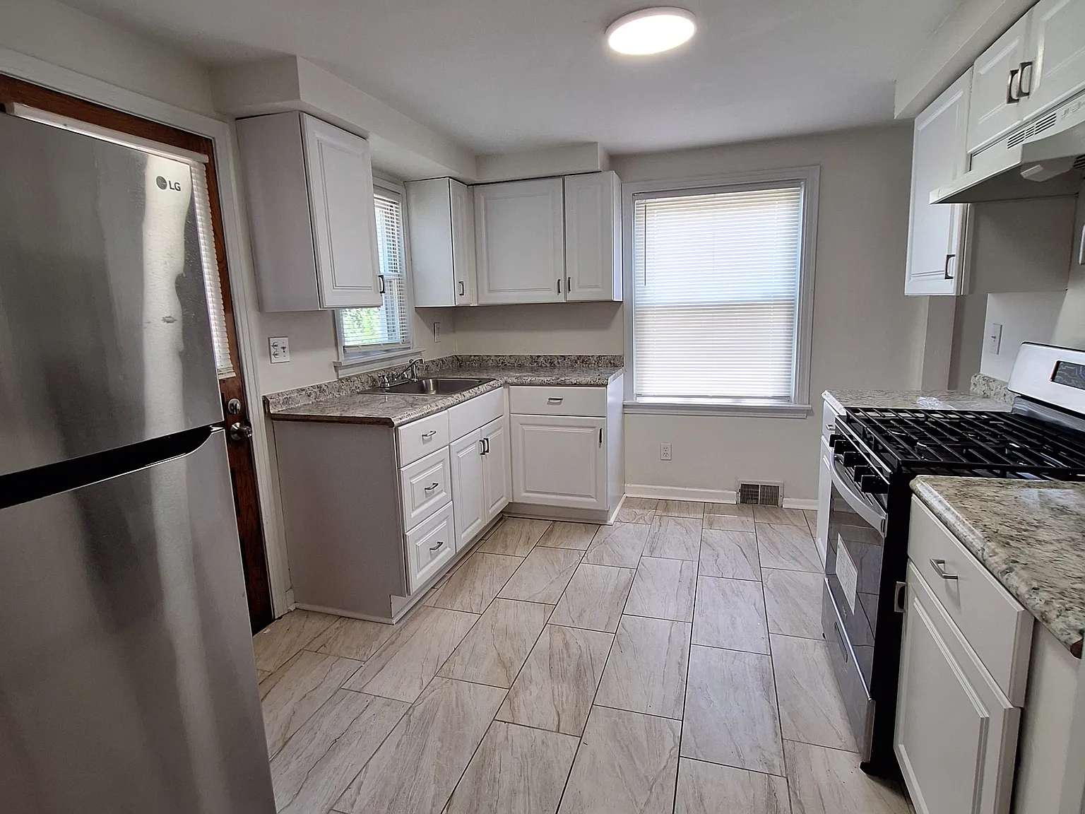 3 bed, 1200 sqft, $1,730 — Photo 2