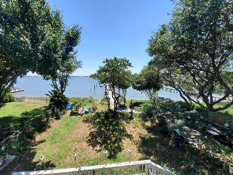 1331 Bayville St — Photo 8