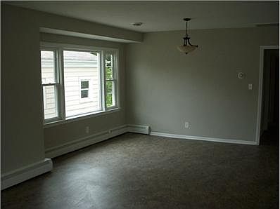 3rd image of 933 Woodlawn Ave
