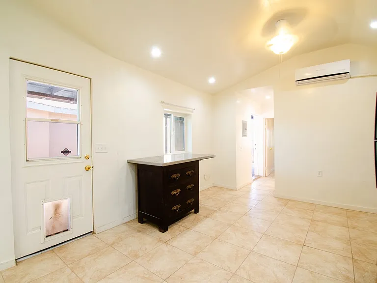 1935 N Park Ave — Photo 14