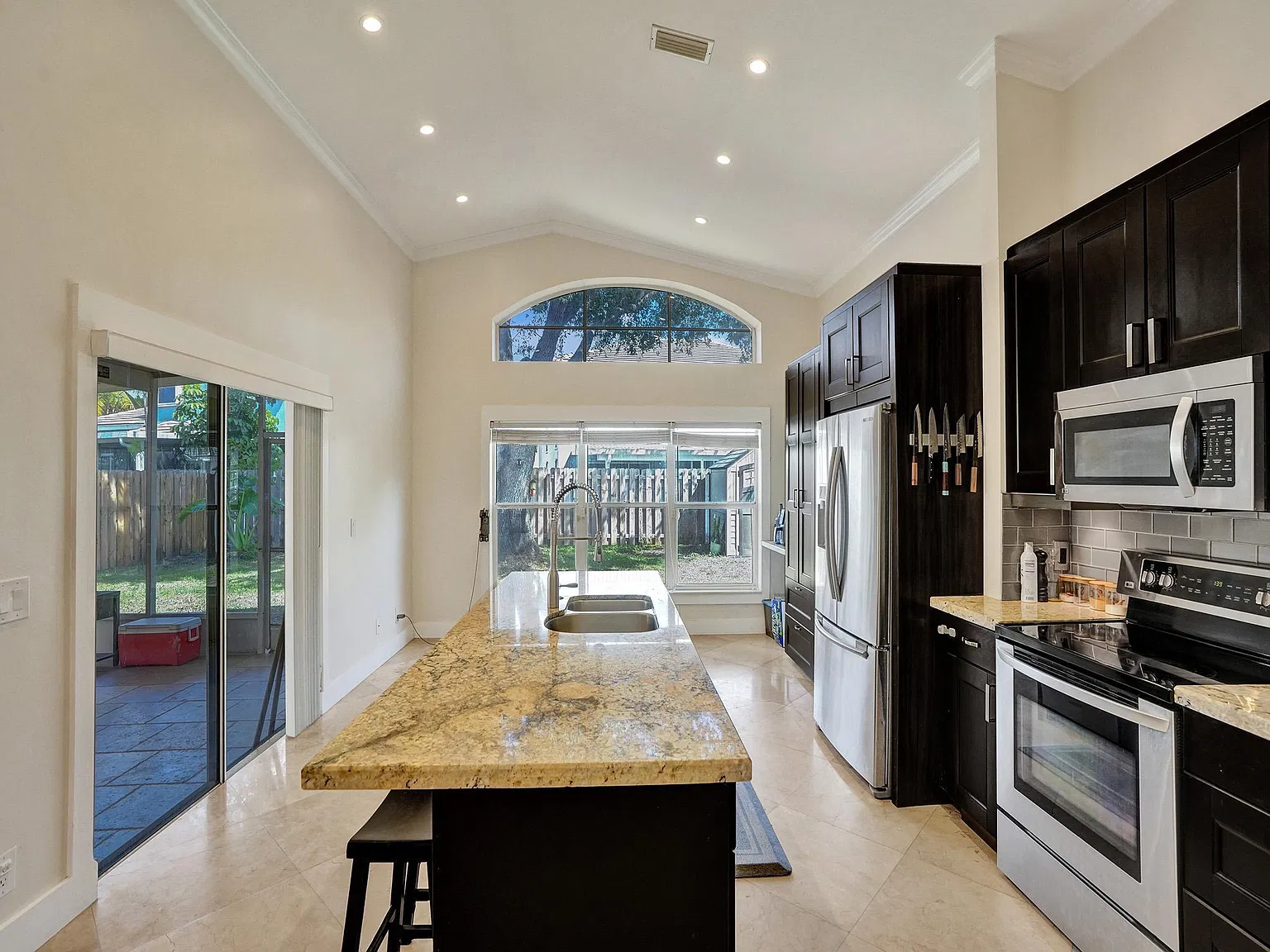 3 bed, 2.0 bath, 1609 sqft, $3,950 — Photo 4