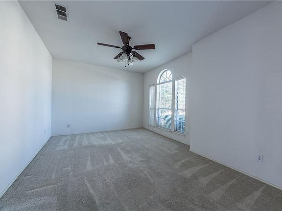 4th image of 1020 Summit Park