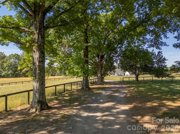 161 Breezy Hill Ln, Tryon, NC 28782