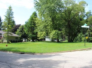 1 Wildwood Rd, Algonquin, IL 60102