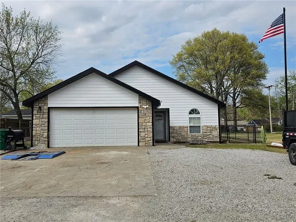 520 E 2nd St, Adrian, MO 64720