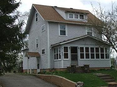 2nd image of 213 Jefferson St E