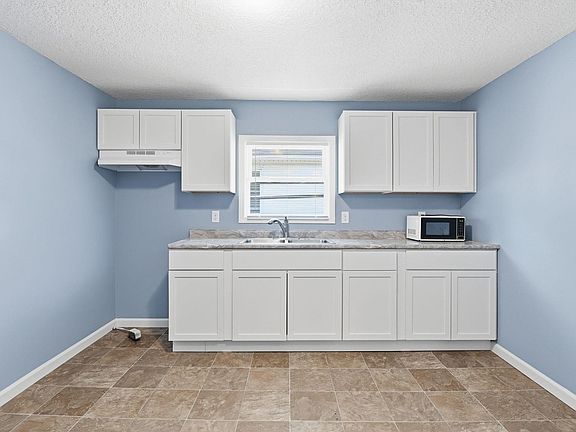 5th image of 1018 Oneida St