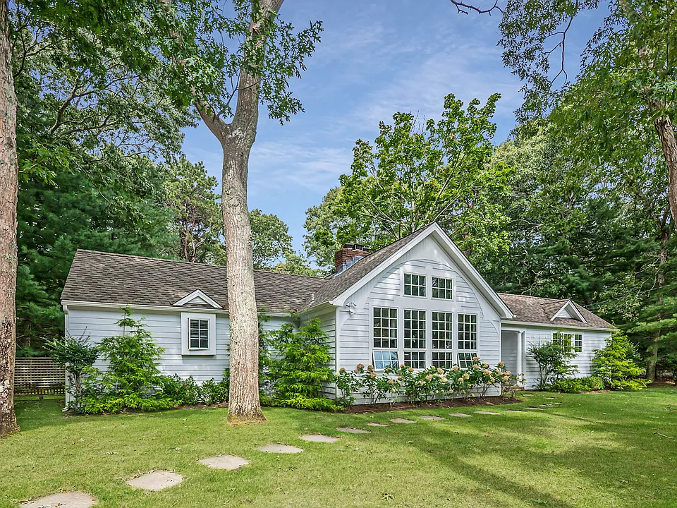 39 Roxbury Ln